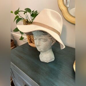 ARITZIA AUXILIARY light beige color Australia Wool Fedora Hat M/L
